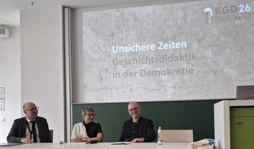 Foto KGD, freigegeben. Von links nach rechts: Prof. Dr. Lars Deile, Prof. Dr. Antje Flüchter, Prof. Dr. Sebastian Barsch